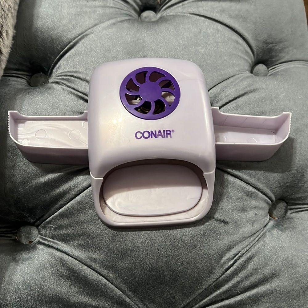 Nail polish dryer
